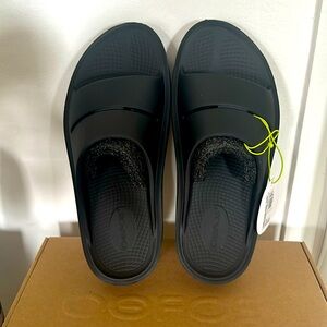OOFOS OOMEGA OOAHH, NWT, Size 10, Black
